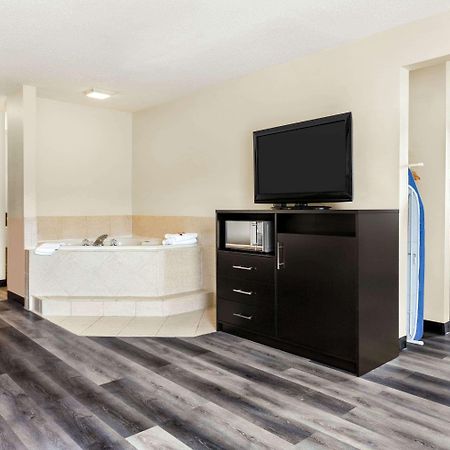 Super 8 By Wyndham Clinton Hotel Luaran gambar