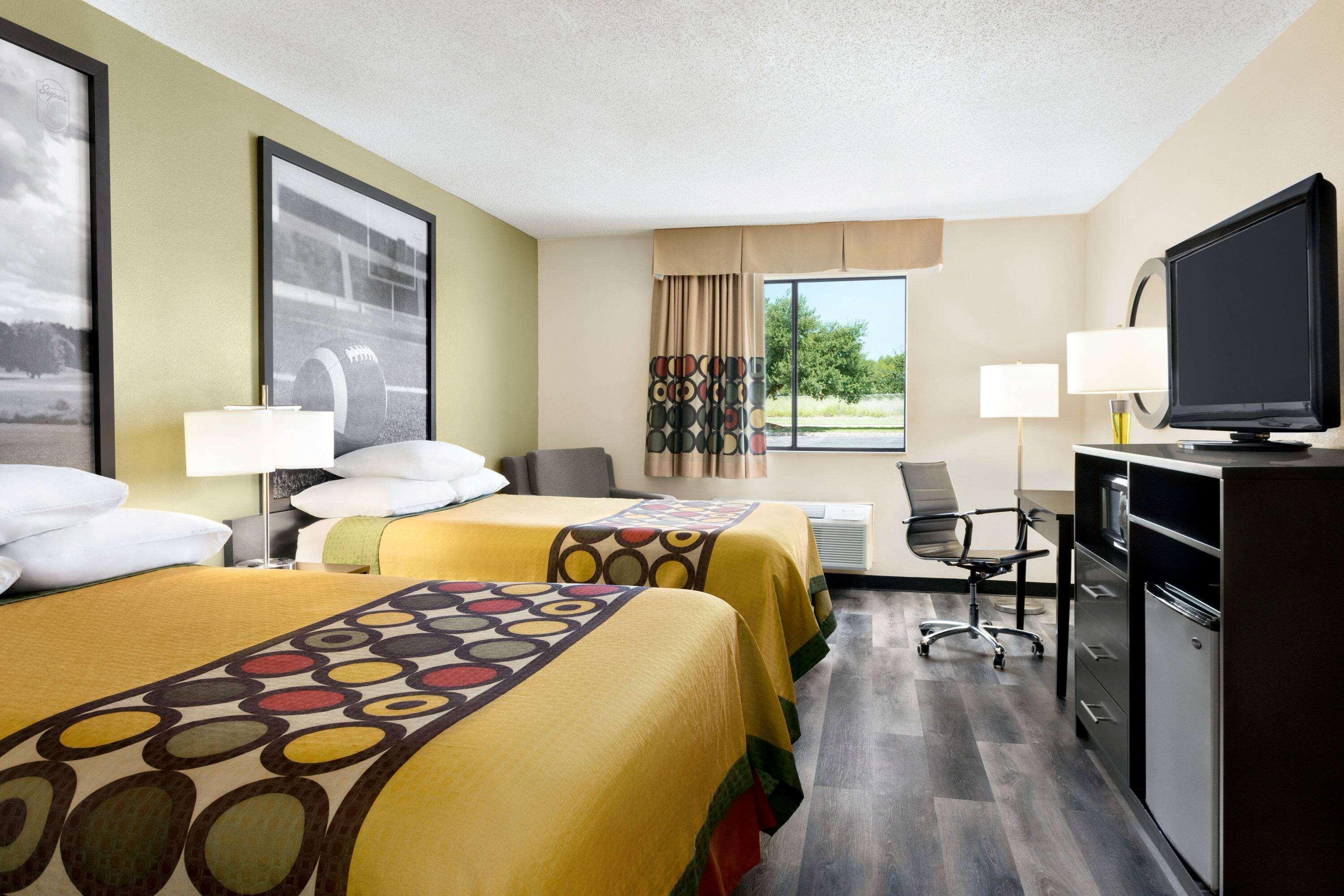 Super 8 By Wyndham Clinton Hotel Luaran gambar