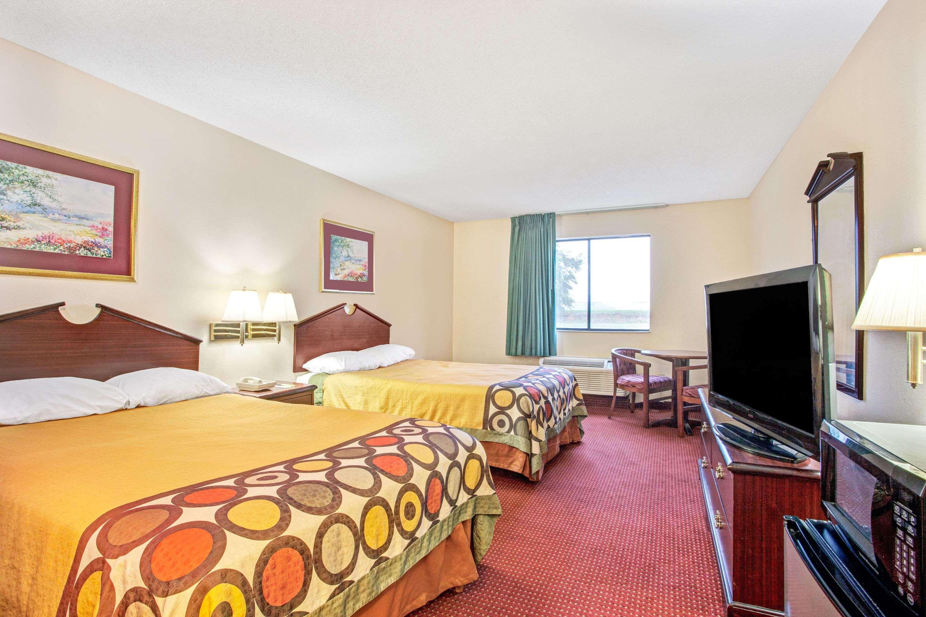 Super 8 By Wyndham Clinton Hotel Luaran gambar