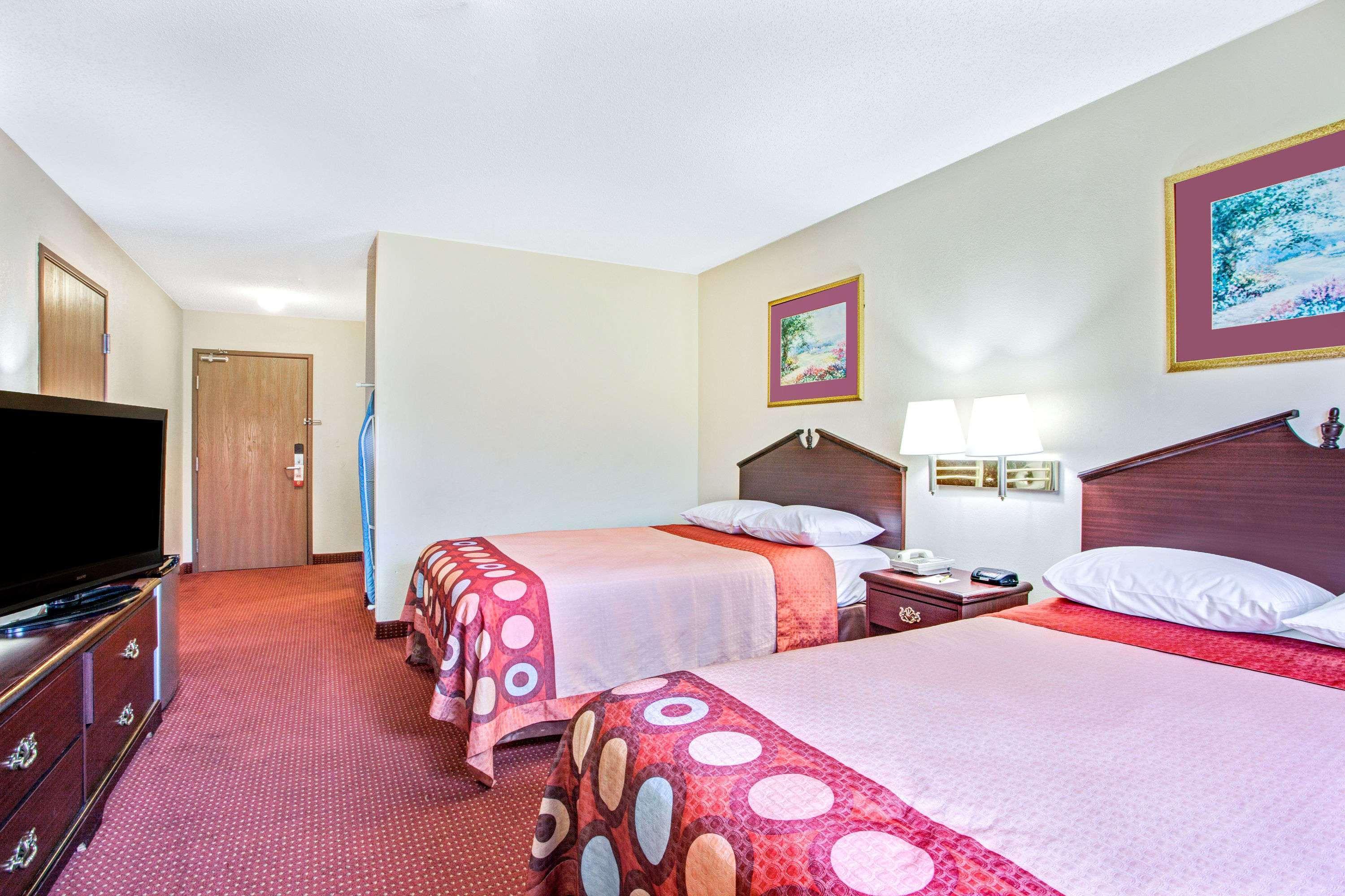 Super 8 By Wyndham Clinton Hotel Luaran gambar