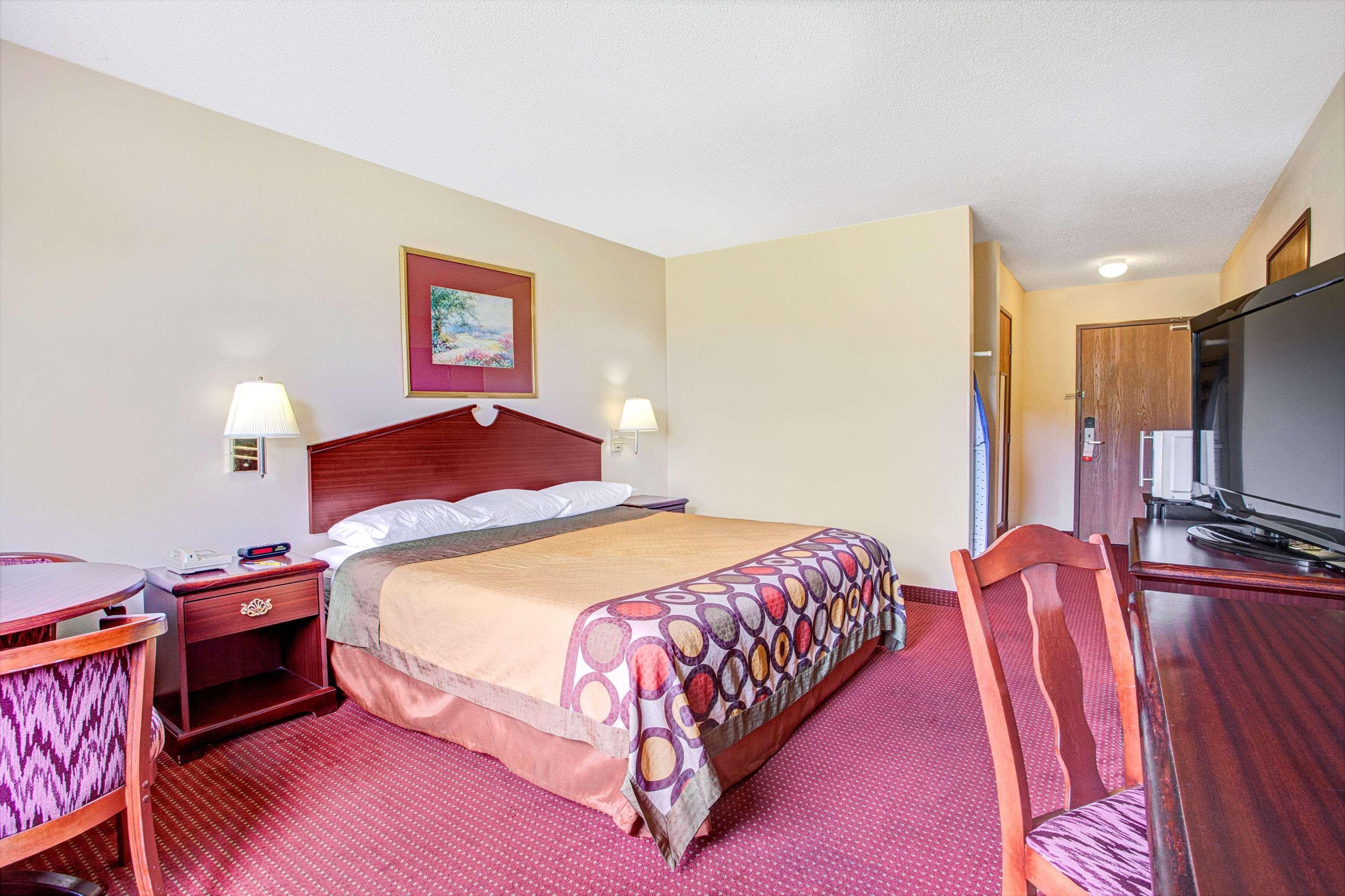 Super 8 By Wyndham Clinton Hotel Luaran gambar