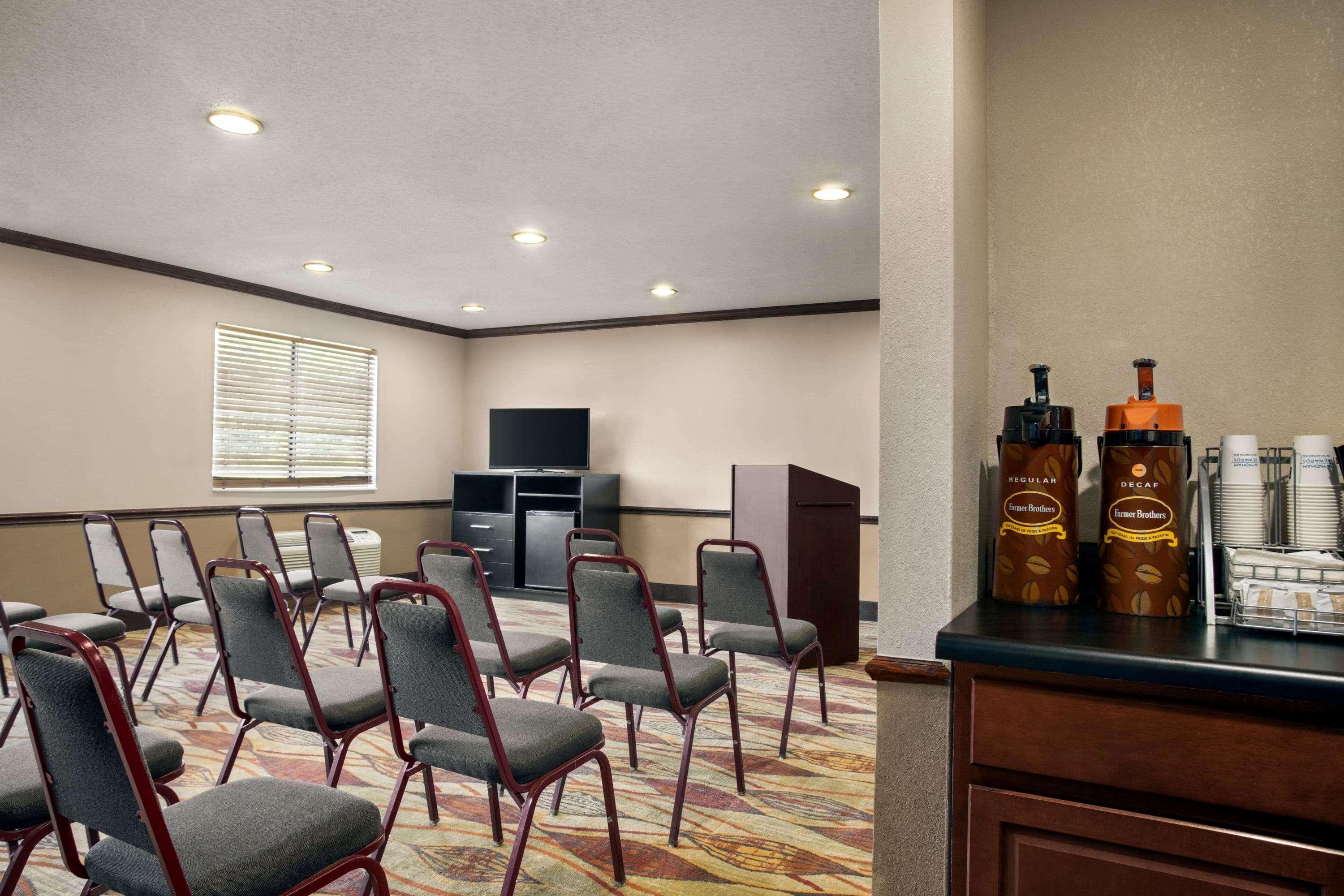 Super 8 By Wyndham Clinton Hotel Luaran gambar