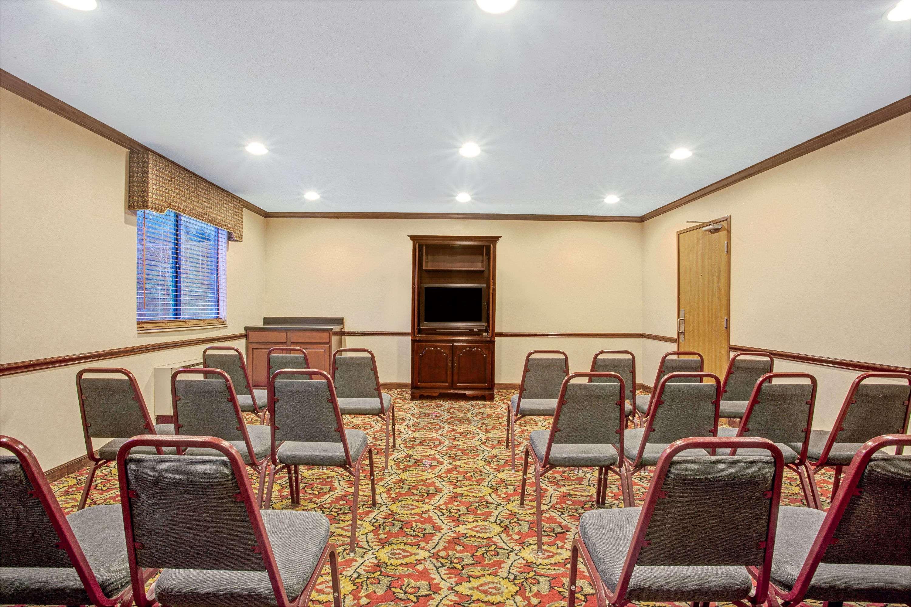 Super 8 By Wyndham Clinton Hotel Luaran gambar