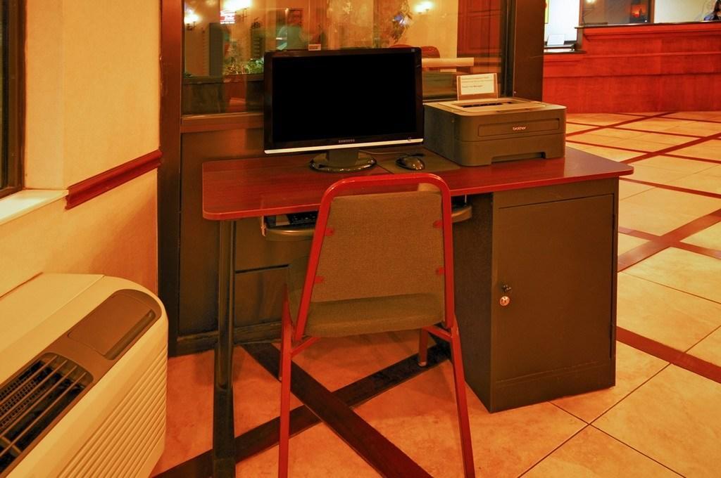 Super 8 By Wyndham Clinton Hotel Luaran gambar