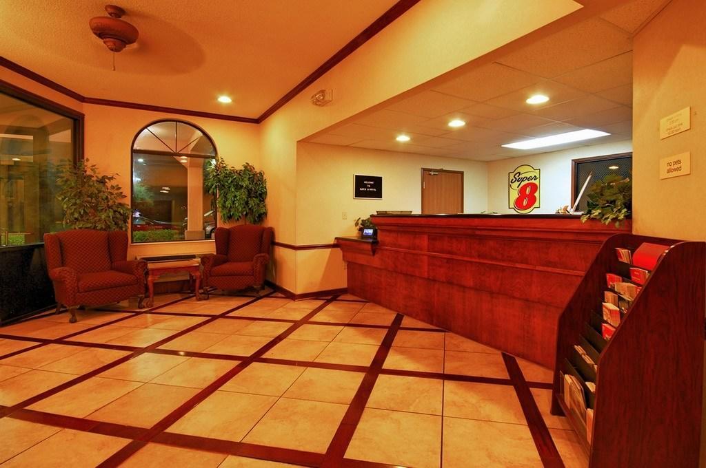 Super 8 By Wyndham Clinton Hotel Luaran gambar