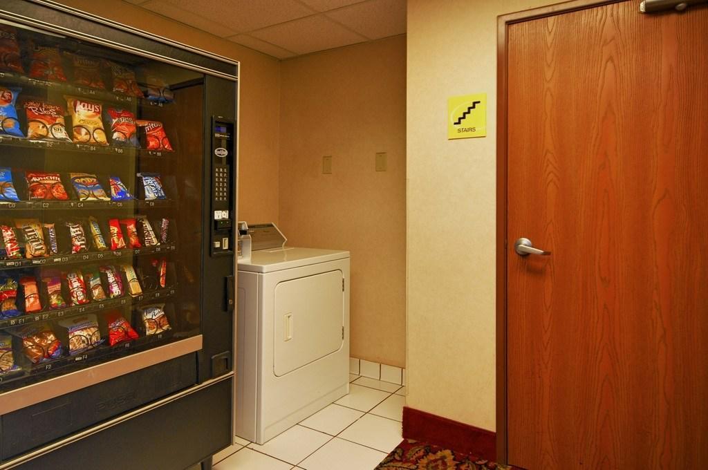 Super 8 By Wyndham Clinton Hotel Luaran gambar